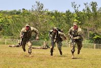 Američtí vojáci cvičí na Okinawě.