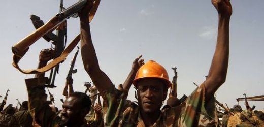 Súdánští vojáci slaví vítězství nad Jižany.