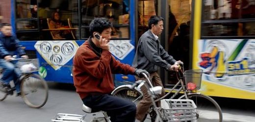Mobilní telefony dobývají Čínu, je jich více než miliarda. 