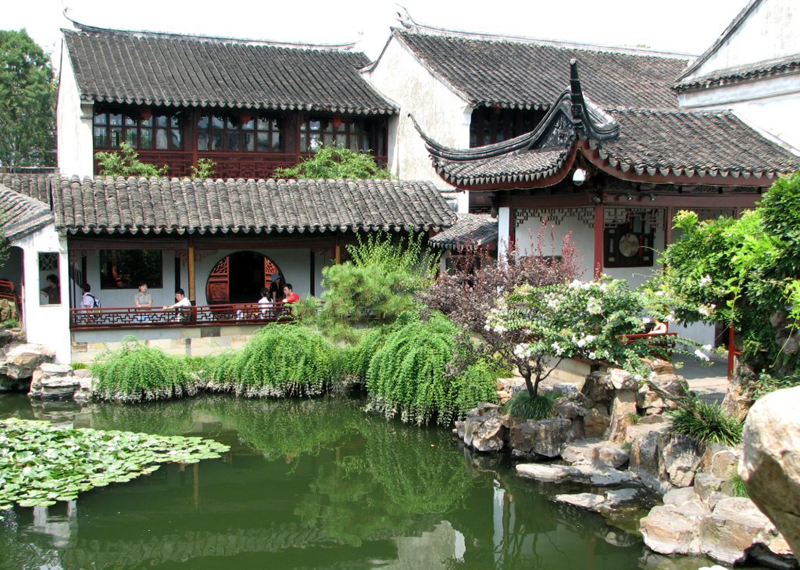 Klasické zahrady v Su-čou je unikátní komplex vodních kanálů a zahrad ve východní Číně. Zahrady vznikaly v 16. až 18. století a odrážejí důležitost krásy přírody v čínské kultuře. Od roku 2000 jsou zapsány na seznamu světového kulturního dědictví UNESCO. (Foto: archiv)