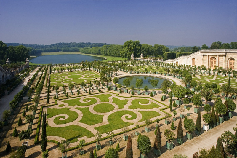 Zahrady obklopující palác ve Versailles patří mezi nejkrásnější zahrady světa. Zabírají plochu kolem sta hektarů, jsou dílem architekta Andrého le Nôtre a jsou plné soch a fontán. (Foto: profimedia.cz)