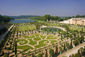 Zahrady obklopující palác ve Versailles patří mezi nejkrásnější zahrady světa. Zabírají plochu kolem sta hektarů, jsou dílem architekta Andrého le Nôtre a jsou plné soch a fontán. (Foto: profimedia.cz)