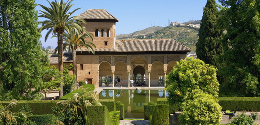 Překrásné jsou také zahrady obklopující středověký komplex paláců a pevností maurských panovníků Granady.