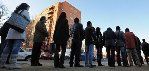 Fronta na práci. Španělsko drtí nezaměstnanost. 
