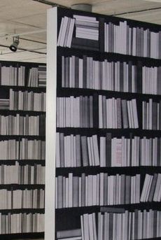 Výtvarník Martin Zet při práci používá knihy.