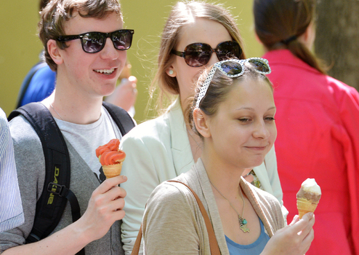 Sluneční brýle a zmrzlina: klasika patřící k létu se objevila v ulicích netradičně už 27. dubna.