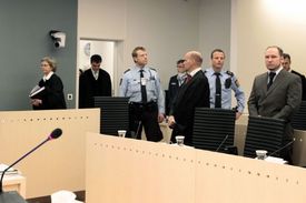 Breivik přichází k soudu.