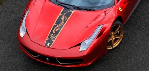 Motiv čínského draka nese i speciální edice Ferrari 458 Italia.