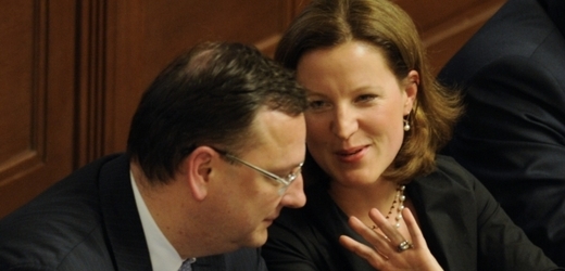 Premiér Petr Nečas a vicepremiérka Karolína Peake.