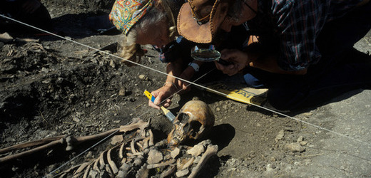 Odkrývání 4700 let staré kostry dvacetileté ženy, která patřila k populaci prvních švédských zemědělců.