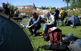 Účastníci protestu ve stanovém táboře.