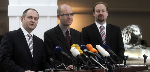 Předseda ČSSD Bohuslav Sobotka (uprostřed), místopředseda Michal Hašek (vlevo) a předseda poslaneckého klubu ČSSD Jeroným Tejc (vpravo).
