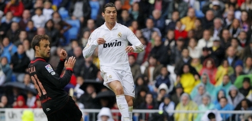 Cristiano Ronaldo (v bílém) při utkání proti Seville.