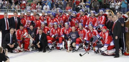 Čeští hokejisté s pohárem pro vítěze série EHT. Získají trofej i na MS?