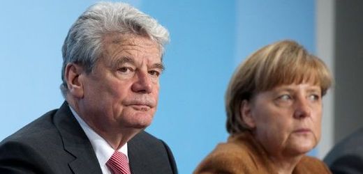 Němečtí politici v čele s prezidentem Gauckem a kancléřkou Merkelovou zvažují bojkot Eura.