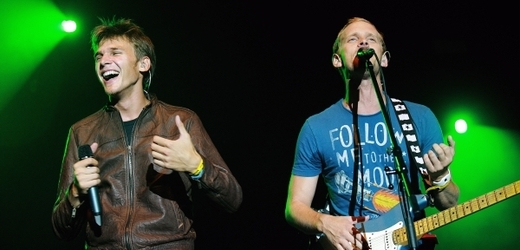 Jakub Prachař (vpravo) s Vojtěchem Dykem na koncertě skupiny Nightwork.