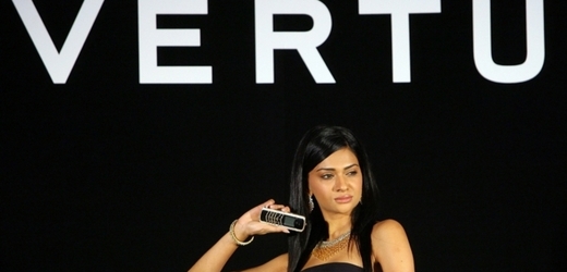 Indická modelka představuje luxusní mobil Vertu během přehlídky v Mumbaji.