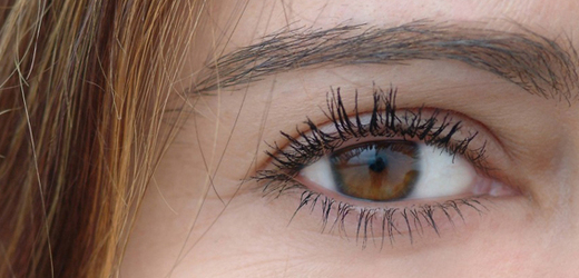 Změnit barvu očí může být velmi nebezpečný experiment, varují lékaři.