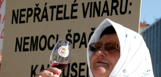 Recesisté z vinařské republiky Kraví hora v Bořeticích na Břeclavsku uspořádali 30. dubna na brněnském náměstí Svobody recesistickou demonstraci proti uvalení spotřební daně na tichá vína.