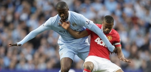 Yaya Toure z Manchesteru City (vlevo) v souboji s kapitánem United Patricem Evrou.