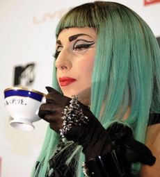 Pít čaj jako Lady Gaga... O šálek slavné zpěvačky je zájem.