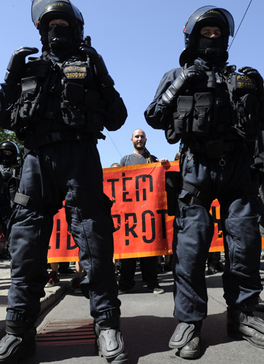 Asi stovka anarchistů se sešla za policejní asistence na demonstraci na pražském Střeleckém ostrově.