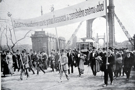 Prvomájový průvod národních socialistů v roce 1912. Snímek z časopisu Český svět. 