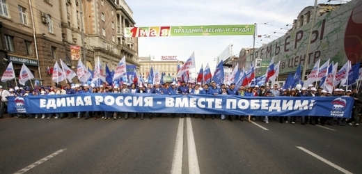Prvomájový průvod uspořádaly provládní odbory a státostrana Jednotné Rusko.