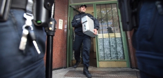 Německá policie konfiskuje počítač.