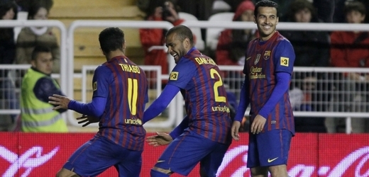 Thiago Alcantara (vlevo) a Dani Alves oslavují gól do sítě Vallecana.
