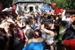 Na pražském Petříně padl odpoledne rekord v počtu párů líbajících se pod rozkvetlou třešní. Prvomájový polibek si na prostranství před rozhlednou dalo 108 párů. (Foto: Robert Sedmík)