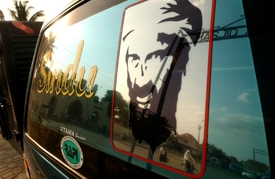 Z ikonické bin Ládinovy podobizny se stal komerční trhák po vzoru Che Guevary.
