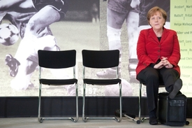 Německá kancléřka Angela Merkelová už si na fotbal sbalila kufr, ale nejspíš nikam nepojede.