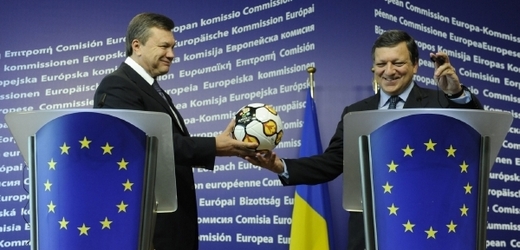 Šéf Evropské komise José Barroso ukrajinskou pozvánku na fotbal nakonec odmítl.