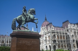 Maďarsko se propadlo do skupiny států s "částečně svobodnými médii". Na snímku maďarský parlament.