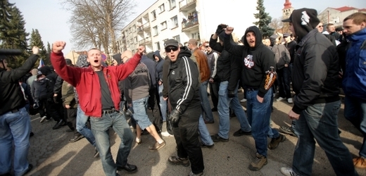 Pravicoví extremisté na demonstraci v Novém Bydžově.