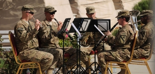 Američtí vojáci na ambasádě v Kábulu by si jednoho dne mohli sbalit fidlátka.