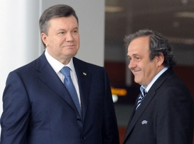 Viktor Janukovyč (vlevo) a prezident UEFA Michel Platini ve Lvově.
