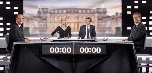 Sarkozy (vpravo) a Hollande v televizním studiu.