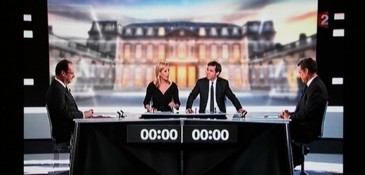 Nicolas Sarkozy (vpravo) a François Holland se střetli v televizní debatě.