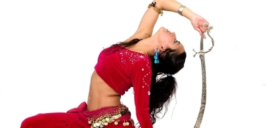 Jednotlivé formy tance se liší podle krajů. Tanečnice často vystupují také s rekvizitami a nákladnými kostýmy (ilustrační foto).