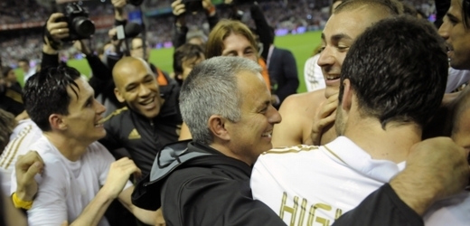 Trenér Realu José Mourinho s hráči.