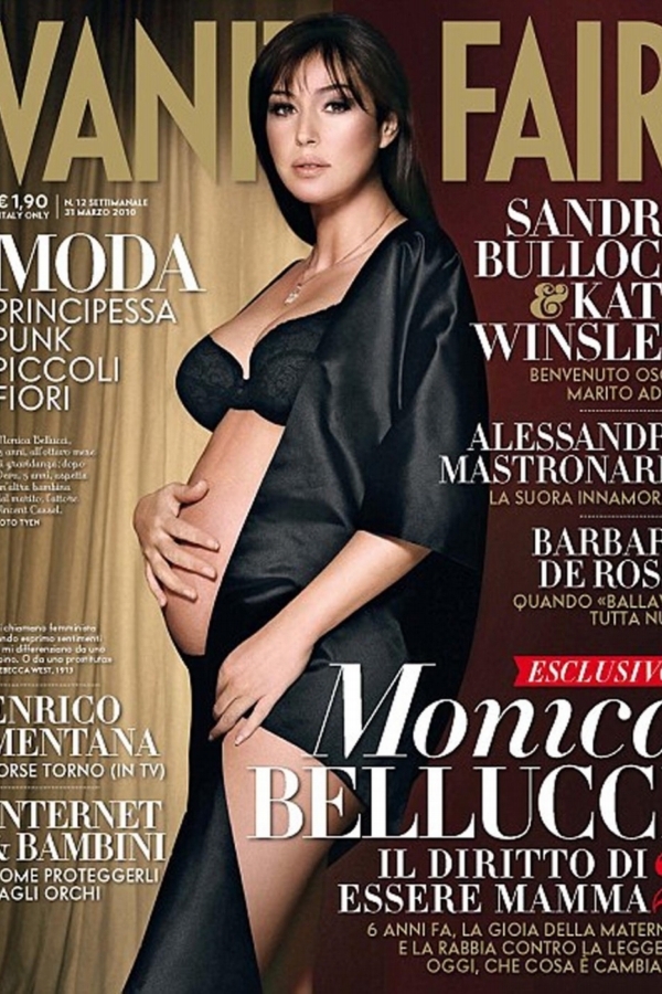 Italská herečka Monica Bellucciová v srpnu 2004 obálce italského časopisu Vanity Fair. O šest let později se v pětačtyřiceti letech nechala vyfotografovat jako těhotná pro stejný titul znovu. "O ženách, které mají děti pozdě jako já, vždy říkám, jak jsou statečné," řekla Bellucciová. 