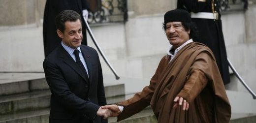 Sarkozy a Kaddáfí v roce 2007.