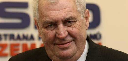 Kandidát na prezidenta Miloš Zeman se v průzkumech pohybuje na třetím místě za Janem Fischerem a Janem Švejnarem.