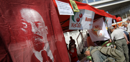Komunisté by získali kolem 17 procent hlasů. Snímek pochází z oslav prvního máje na pražském Výstavišti.