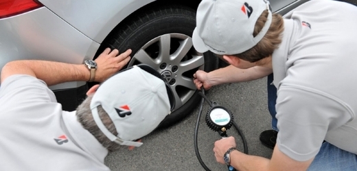 Správné nahuštění pneumatiky by měl sledovat řidič a ne kontrola.