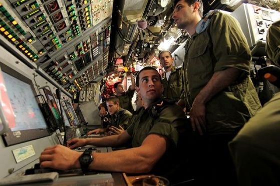 Izraelští vojáci uvnitř ponorky Dolphin.