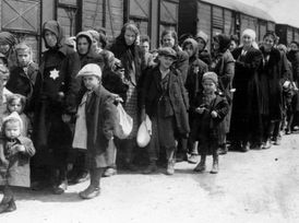 Transport Židů po příjezdu do Osvětimi.