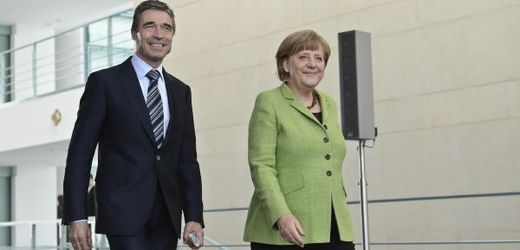 Rasmussen a Merkelová v Berlíně.